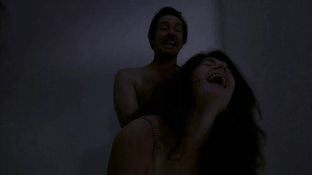 Marie Wuillème sexy – Un peignoir pour deux (2021)