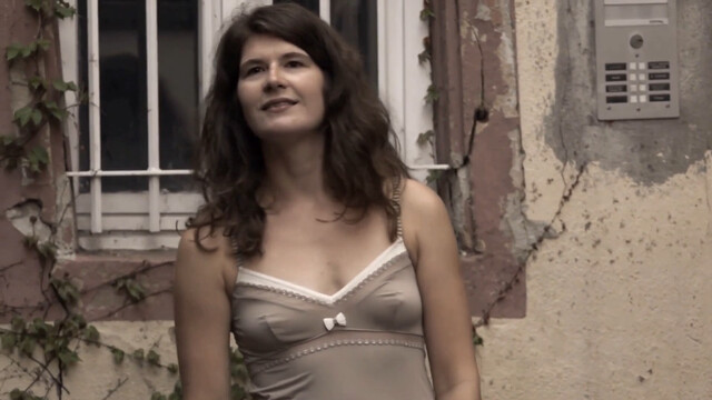 Marie Wuillème sexy – Un peignoir pour deux (2021)