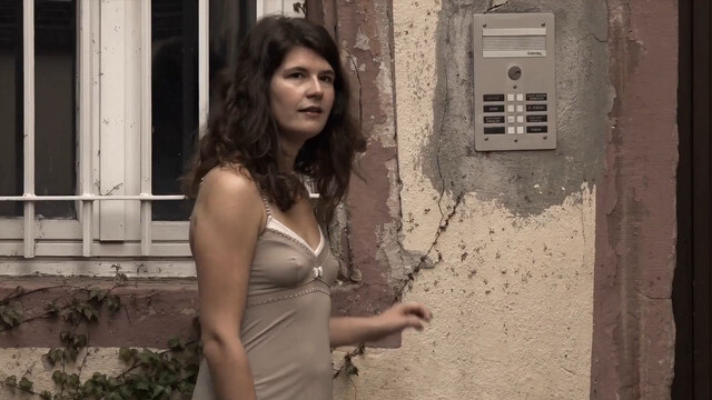 Marie Wuillème sexy – Un peignoir pour deux (2021)