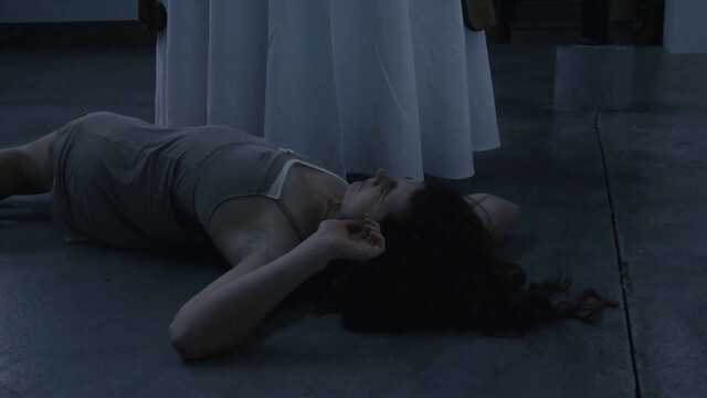 Marie Wuillème sexy – Un peignoir pour deux (2021)