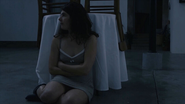 Marie Wuillème sexy – Un peignoir pour deux (2021)