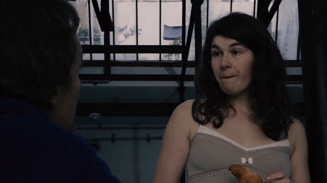 Marie Wuillème sexy – Un peignoir pour deux (2021)