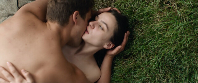 Laura Balzer nude – Trümmermädchen (2021)