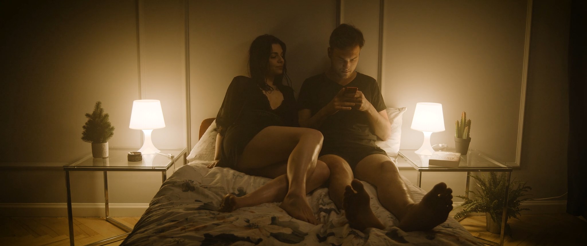 Karolina Jaźwińska sexy – Między nami łóżko (2021)