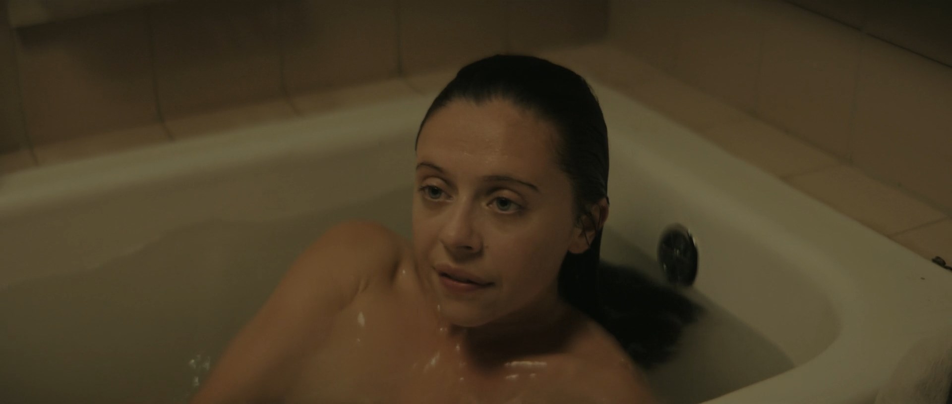 Bel Powley sexy – A Small Light s01e01-02 (2023)