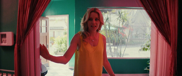 Elizabeth Banks sexy – Skincare (2024)