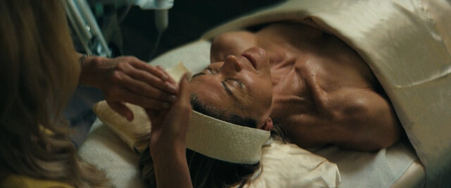 Elizabeth Banks sexy – Skincare (2024)