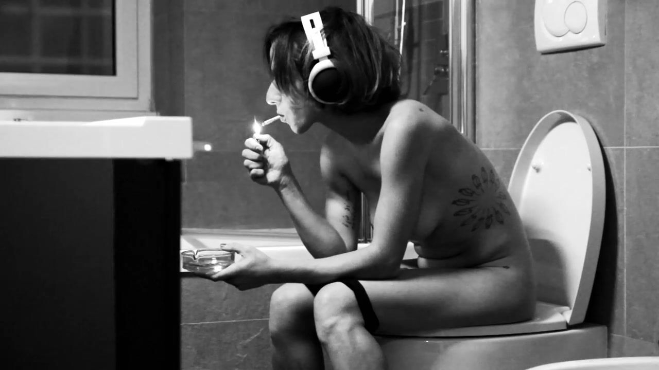 Laura Facchin nude - Sovrumanisilenzi (2012)