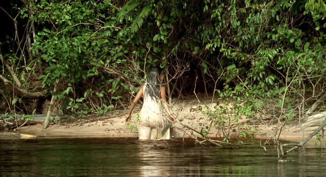 Patricia Velasquez sexy – The Jaguar (Le jaguar) (1996)