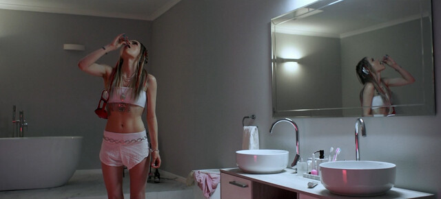 Grace Van Dien sexy – The Fix (2024)