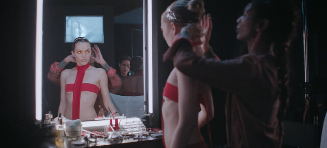 Grace Van Dien sexy – The Fix (2024)