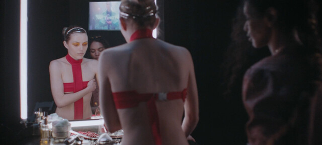Grace Van Dien sexy – The Fix (2024)