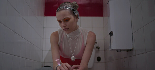 Grace Van Dien sexy – The Fix (2024)