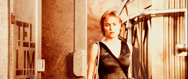 Radha Mitchell sexy – Pitch Black (2000)