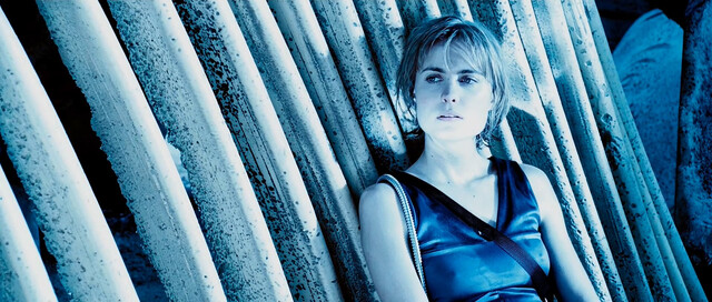 Radha Mitchell sexy – Pitch Black (2000)