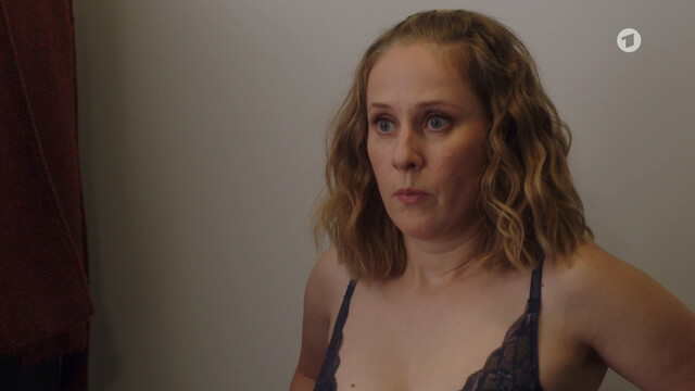 Marlene Morreis sexy – Pohlmann und die Zeit der Wünsche (2020)