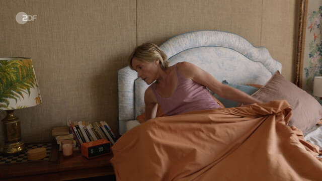 Karoline Eichhorn sexy – Ein Sommer an der Côte d'Azur (2024)