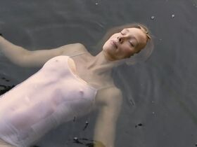 Franziska Petri sexy – Hotel Ausschwitz (2018)