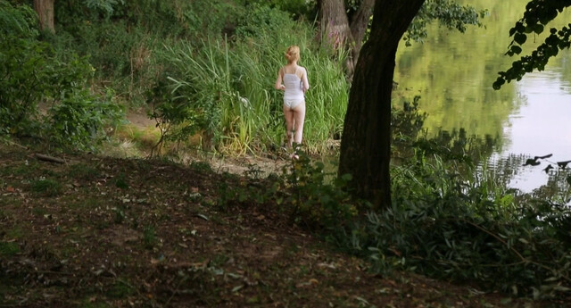 Franziska Petri sexy – Hotel Ausschwitz (2018)