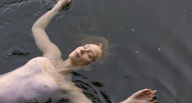 Franziska Petri sexy – Hotel Ausschwitz (2018)