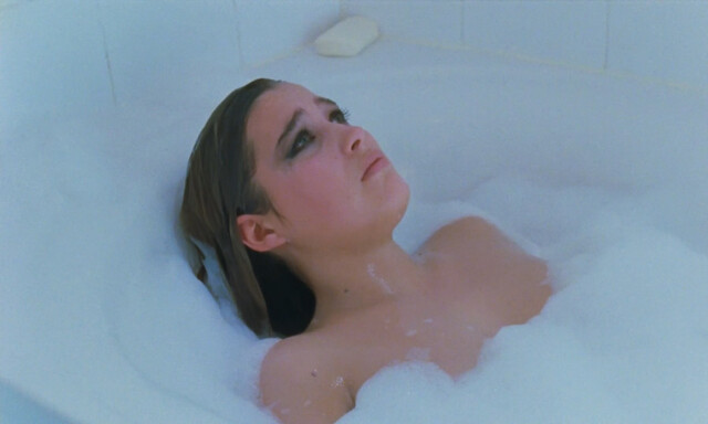 Vahina Giocante nude – Alive (Vivante) (2002)