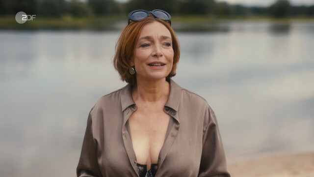 Aglaia Szyszkowitz sexy – Mit Herz und Holly s02e01 (2024)