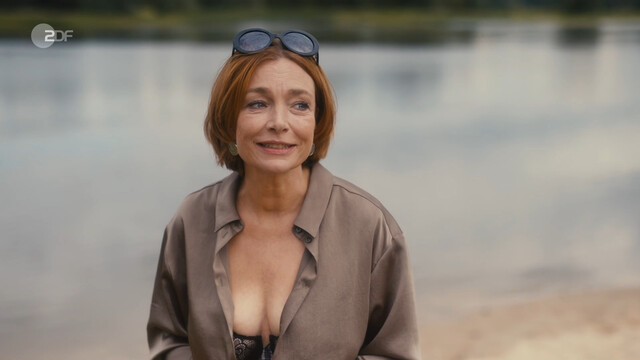 Aglaia Szyszkowitz sexy – Mit Herz und Holly s02e01 (2024)