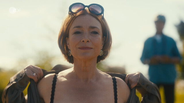 Aglaia Szyszkowitz sexy – Mit Herz und Holly s02e01 (2024)