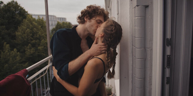 Laura-Sophie Warachewicz sexy – Balconies (2022)