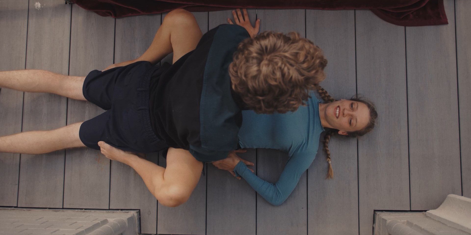 Laura-Sophie Warachewicz sexy – Balconies (2022)