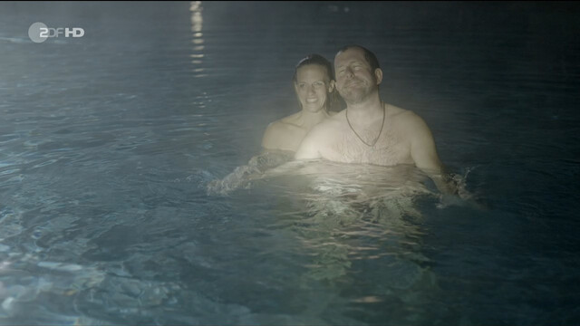 Janna Striebeck nude – Apropos Glück (2016)