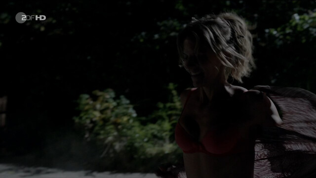 Janna Striebeck nude – Apropos Glück (2016)