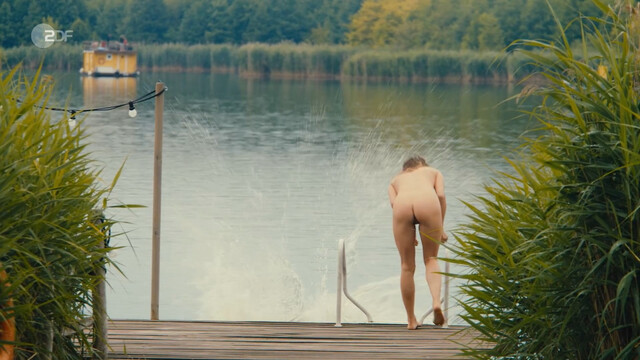 Karoline Teska nude – Mit Herz und Holly s01e04 (2024)