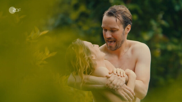 Karoline Teska nude – Mit Herz und Holly s01e04 (2024)