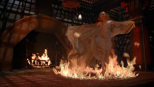 Penelope Ann Miller sexy – The Shadow (1994)