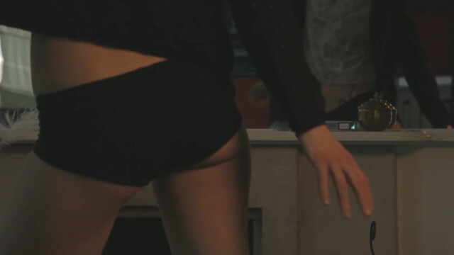 Sonia Rickli nude – Quelque chose vit entre l'homme et la bête (2015)