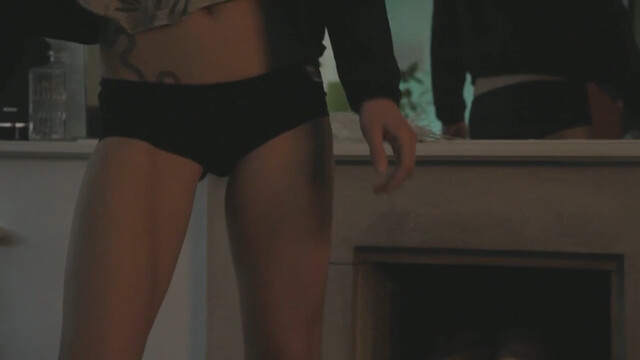 Sonia Rickli nude – Quelque chose vit entre l'homme et la bête (2015)