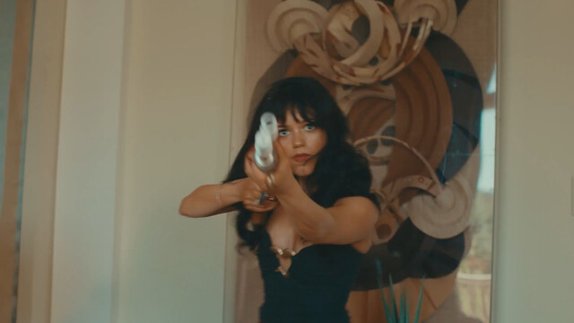 Jenna Ortega sexy, Sabrina Carpenter sexy - Taste (2024)