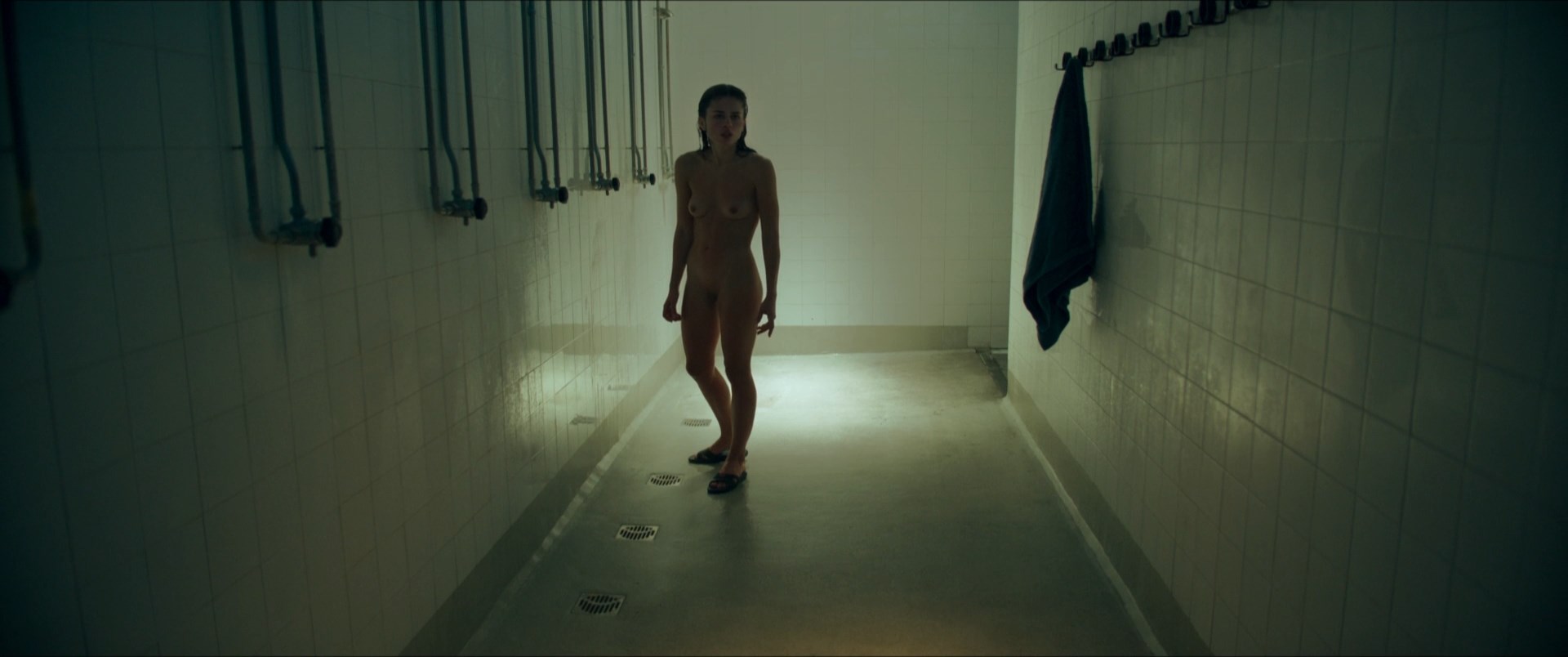 Mariia Netavrovana nude – Free Falling (Caída libre) (2024)