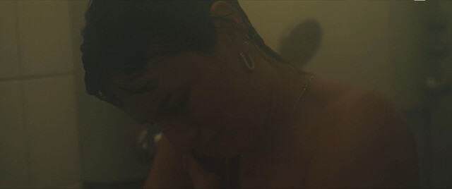 Frankie Wallach nude – À l'épreuve (2024)