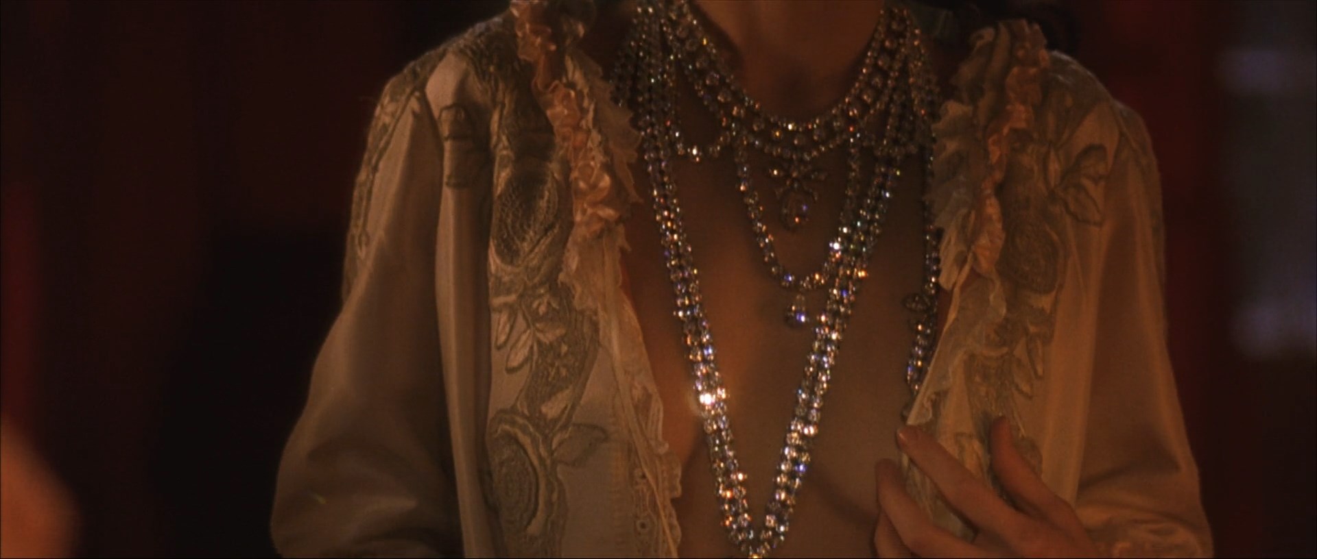 Hilary Swank sexy, etc – The Affair of the Necklace (2001)