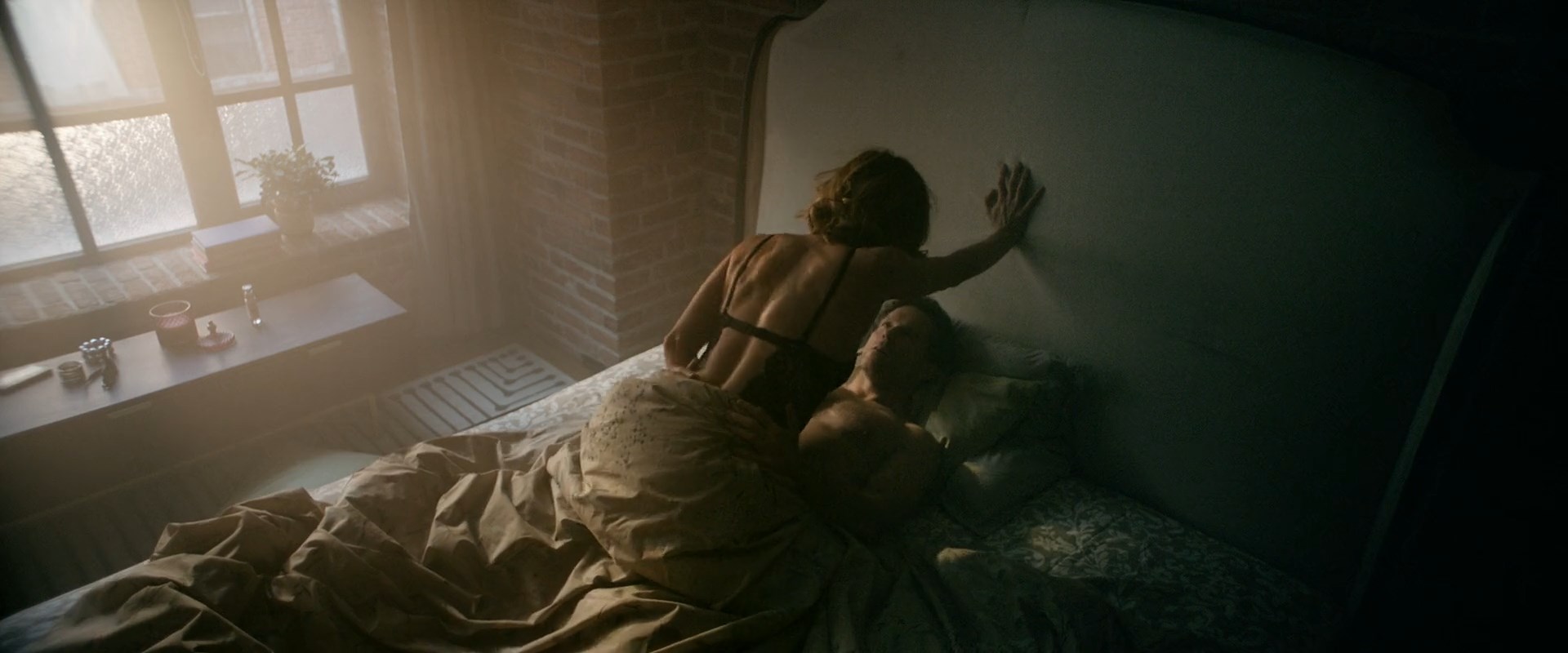 Sienna Guillory sexy – Strangers (2024)