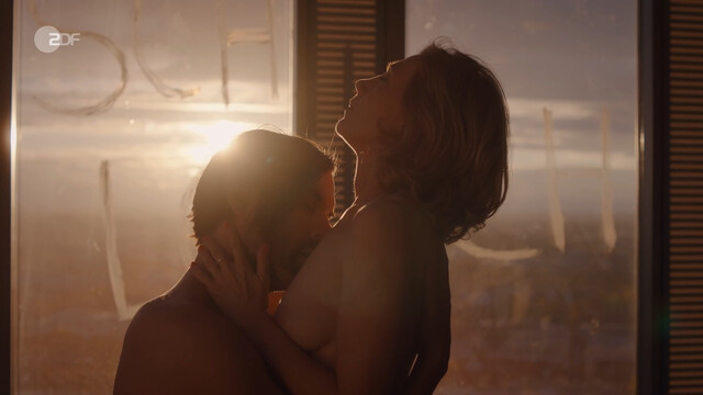 Ursina Lardi nude – Laim und die Toten ohne Hosen (2024)