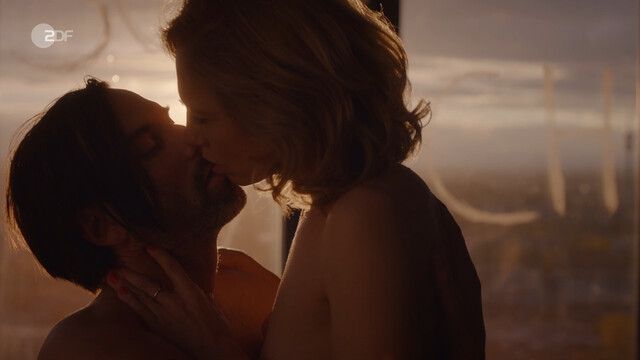 Ursina Lardi nude – Laim und die Toten ohne Hosen (2024)