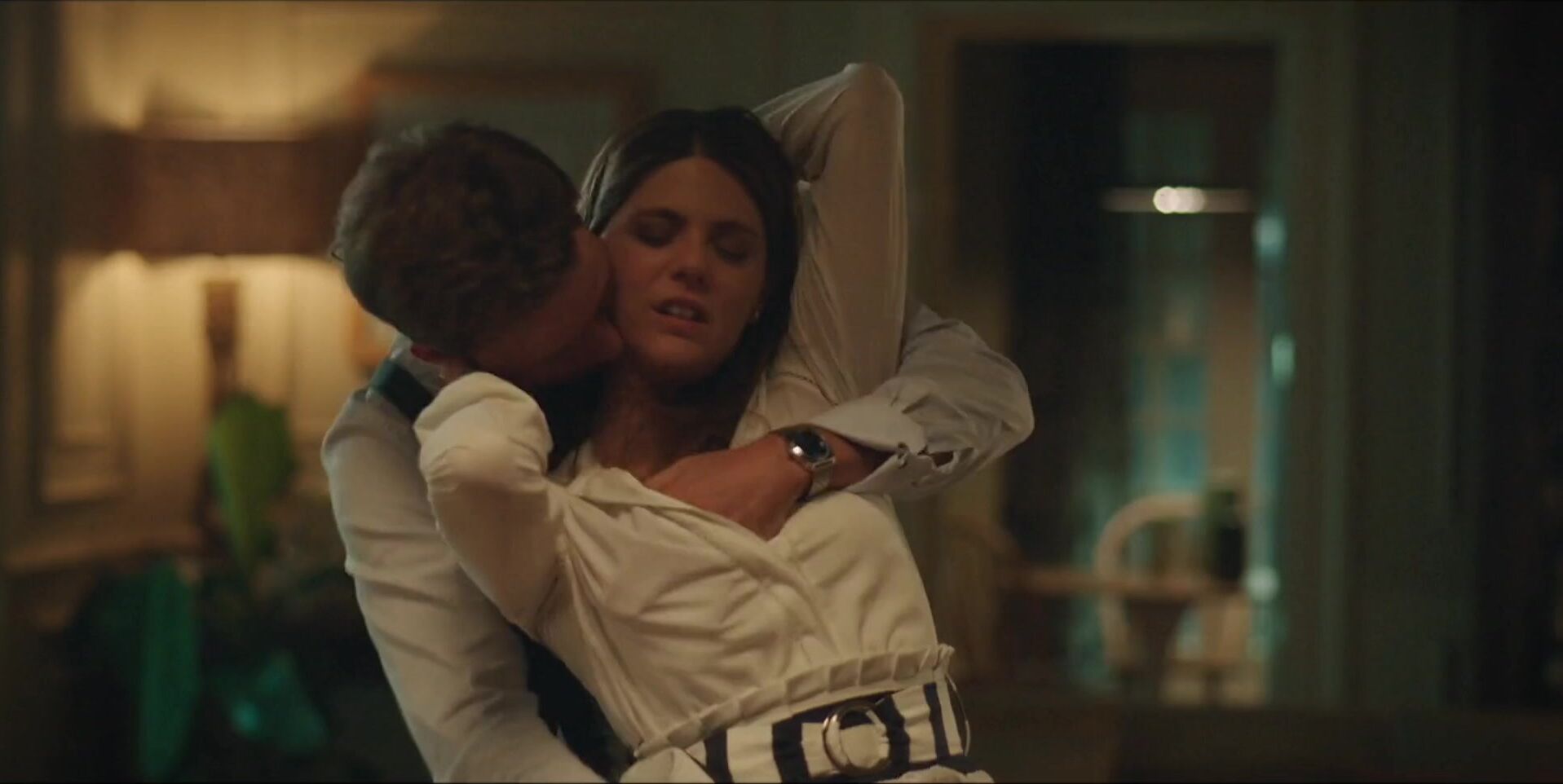 Manuela Velasco sexy - Traicion s01e03 (2017)