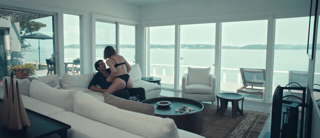 Jessica Biel sexy, Elizabeth Banks sexy - The Better Sister (2025)