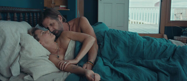 Jessica Biel sexy, Elizabeth Banks sexy - The Better Sister (2025)