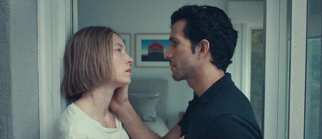 Jessica Biel sexy, Elizabeth Banks sexy - The Better Sister (2025)