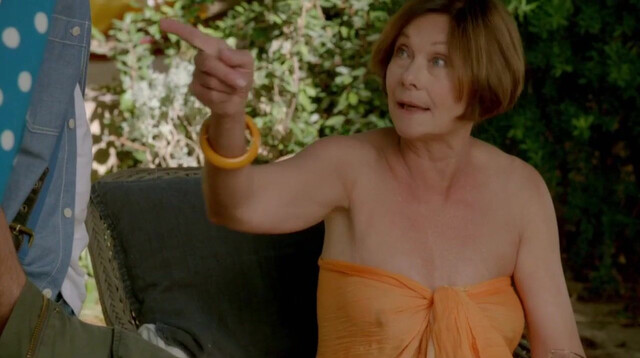 Macha Meril nude - A Dix Minutes des Naturistes (2012)