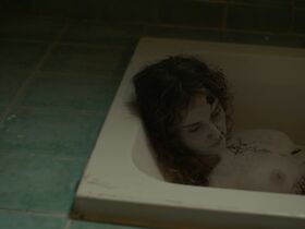 Cansu Türedi nude – Cenaze (Funeral) (2023)